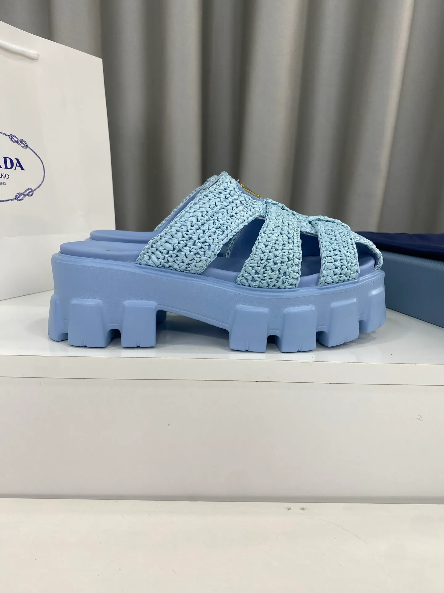 👟👟Ex-factory price 520👟👟 Prada's latest bamboo cage weaving thick-soled triangle buckle sandals☑️ Latest environmentally friendly PP material, fully hand-crocheted, just like knitting sweaters, slow work and meticulous work, retro fashionable thick-soled shoes, with woven uppers, making the whole pair of shoes light and comfortable, bright colors, satisfying various choices for fashionable people with different styles! The iconic metal triangle logo is paired with the shape of ancient beach sandals. Every design element is fashionable! Size: Women's 35-39 (34, 40, custom-made, non-returnable) Full set of counter original packaging